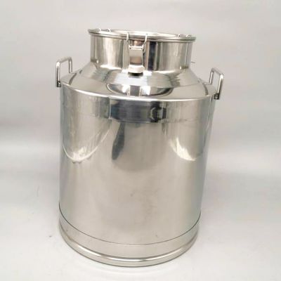 40リットルはヤギを脅かす熱保存の倍の壁がオイル バレルのミルクの缶をバケツでくむ