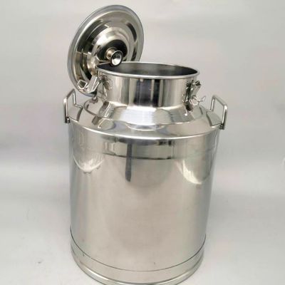 40リットルはヤギを脅かす熱保存の倍の壁がオイル バレルのミルクの缶をバケツでくむ
