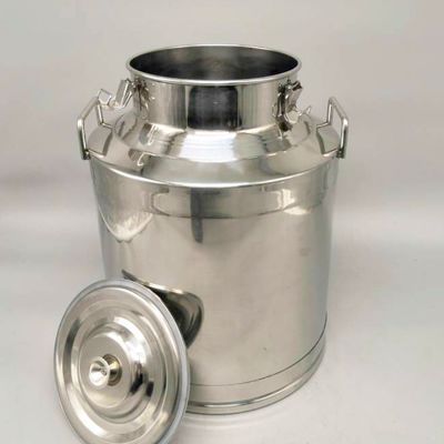 40リットルはヤギを脅かす熱保存の倍の壁がオイル バレルのミルクの缶をバケツでくむ