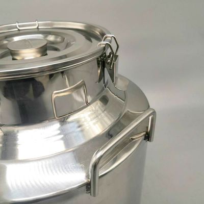 40リットルはヤギを脅かす熱保存の倍の壁がオイル バレルのミルクの缶をバケツでくむ