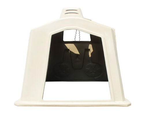 酪農場のポリエチレン プラスチック子牛の避難所は取除かれたコテッジを脅かす